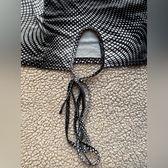 Ego- High Waist Mono Crome Bodycon Skirt, available in US 2 & US 4. - Picture 4 of 7